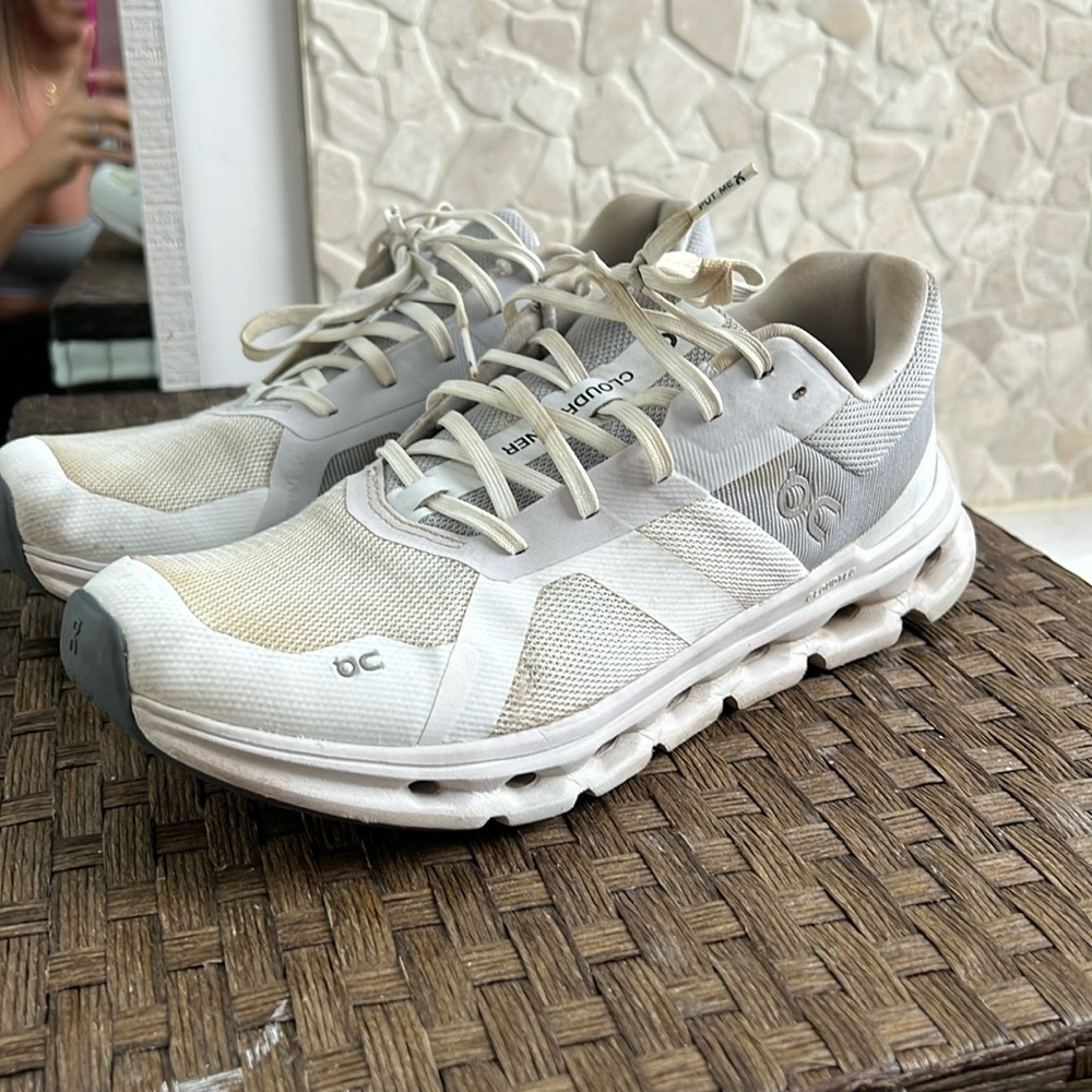 ON RUNNING CLOUDRUNNER SIZE 9.5